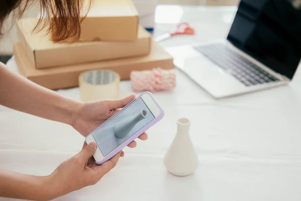 Propietario Vendedor Línea Tomar Una Foto Del Producto Para Subir — Foto de Stock