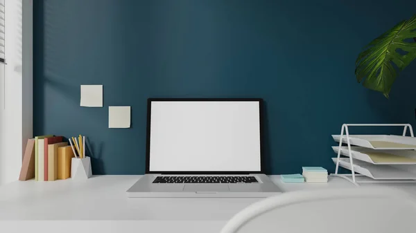 在总公司的工作台上装上空白白屏笔记本电脑 配备膝上型计算机和办公用品的工作空间 — 图库照片