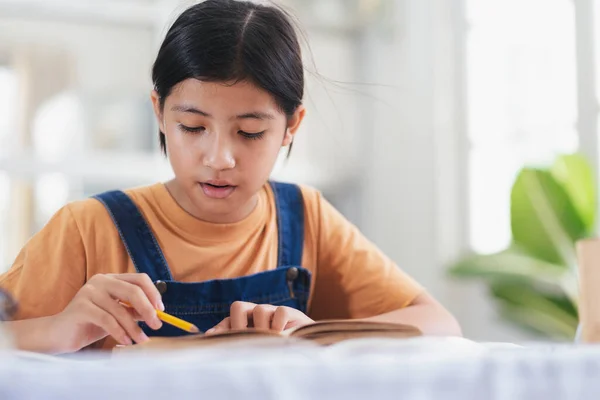 Aziatisch Meisje Lezen Huiswerk Maken Haar Huis Onderwijs Zelfleerconcept — Stockfoto