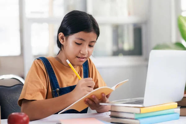 幸せなアジアの女の子は自宅でオンライン学習 教育とEラーニングの概念 — ストック写真