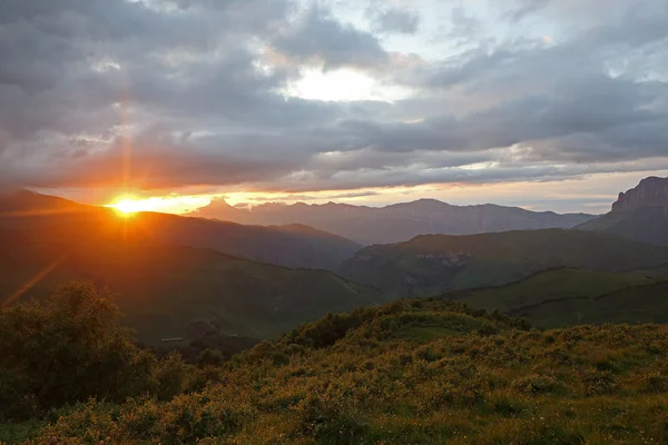 Abstieg über Berge — Stockfoto