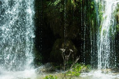 Şelale perdesinin arkasındaki mağarada.