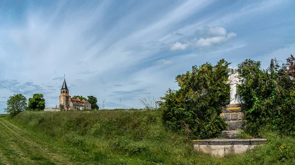 Jesus Christ Savior Statue Grove Country Road Church Background — Stock Photo, Image