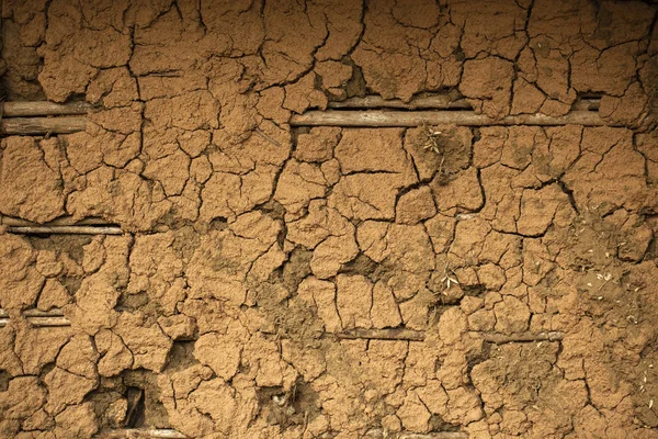 Rissige Wand aus Kuhdung und groben Holzbalken aus einer Tonne — Stockfoto
