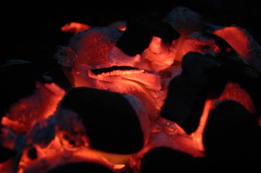 Parlayan sıcak kömür