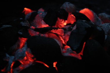 Barbekü parlayan kömür