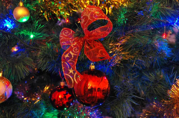 Рождественские украшения на дереве — стоковое фото