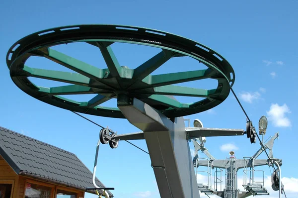 Ski lift and blue sky — Stock Photo, Image