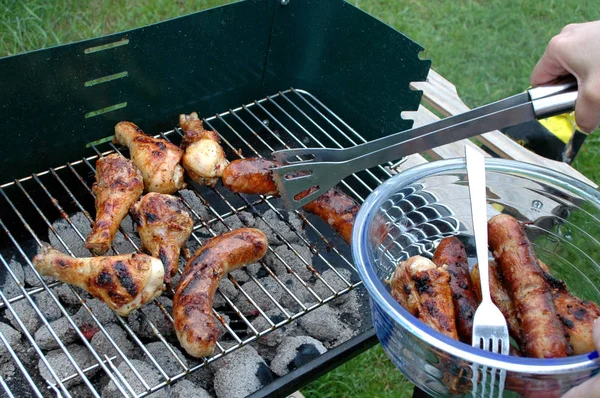 Grillen van kip en worst — Stockfoto