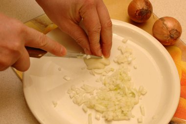 Plaka üzerinde dilimlenmiş soğan