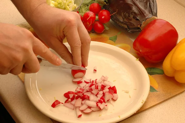 Подготовка салат овощной салат — стоковое фото