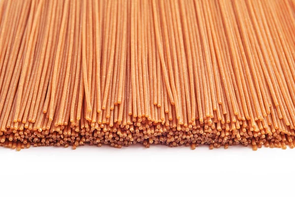 Сырые спагетти из цельной пшеницы — стоковое фото