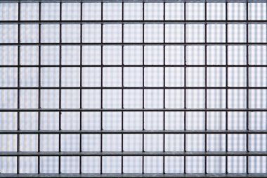 demir parmaklıklı hapishane penceresi