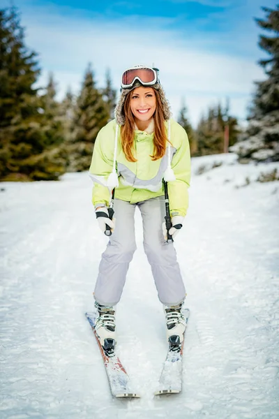 Unga skidåkare flicka — Stockfoto