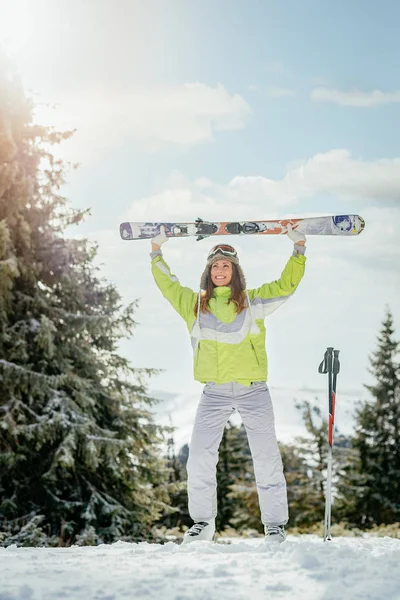 Chica esquiadora joven — Foto de Stock