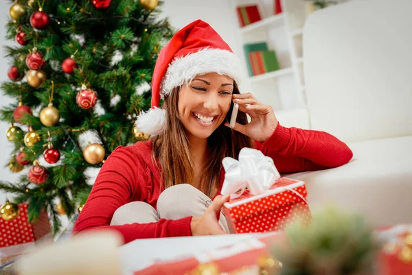 Meisje met Santa's Hat en slimme telefoon — Stockfoto