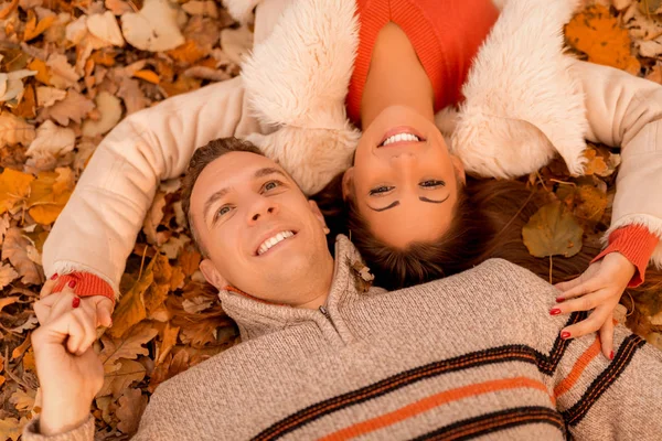 Pareja joven divertida — Foto de Stock