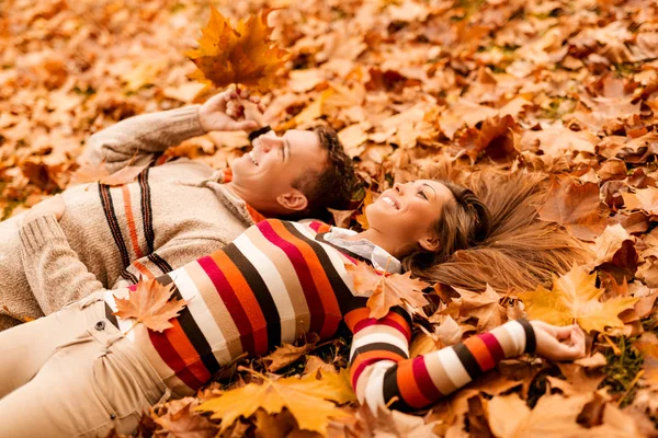 Sonbahar eğlenceli çift — Stok fotoğraf