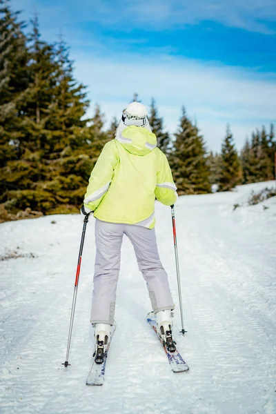 Kayakçı kız. Arkadan görünüş.