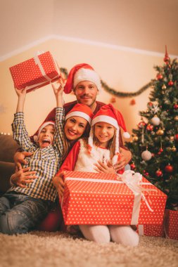 Kırmızı yılbaşı hediyeleri