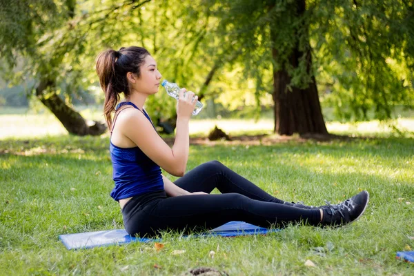 Tempo de Refrescamento no parque — Fotografia de Stock