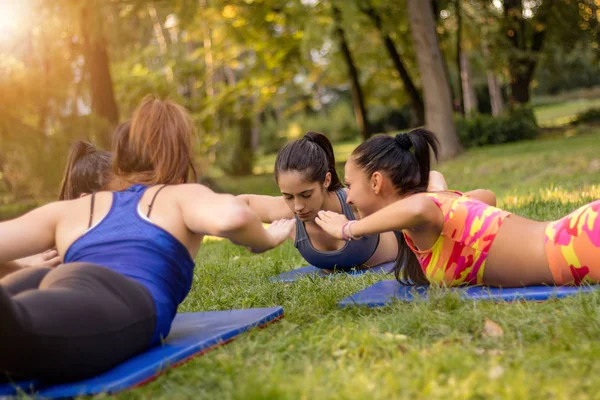 Ejercicio en la naturaleza — Foto de Stock