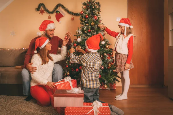 크리스마스 트리 장식하는 가족 장식 — 스톡 사진