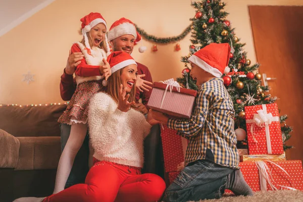 Sorpresa para mamá — Foto de Stock