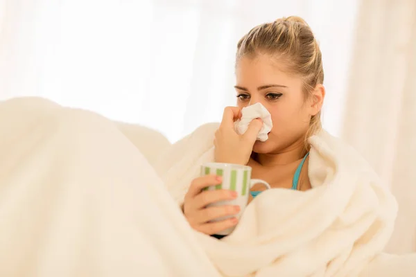 Chica con un sniffle — Foto de Stock