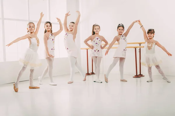 Małe dziewczynki praktykujących balet — Zdjęcie stockowe