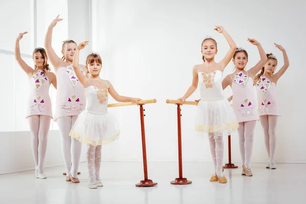 Kleine Mädchen üben Ballett — Stockfoto