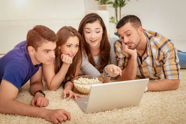 Amigos viendo película —  Fotos de Stock