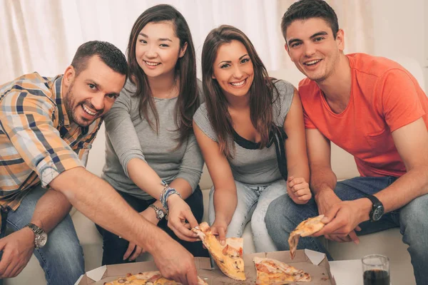 Amigos teniendo un tiempo de pizza —  Fotos de Stock