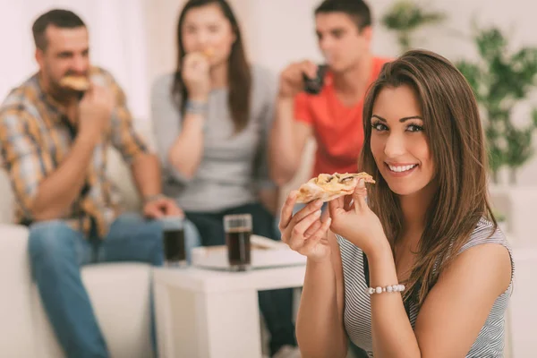 Pizza yiyen genç bir kadın — Stok fotoğraf