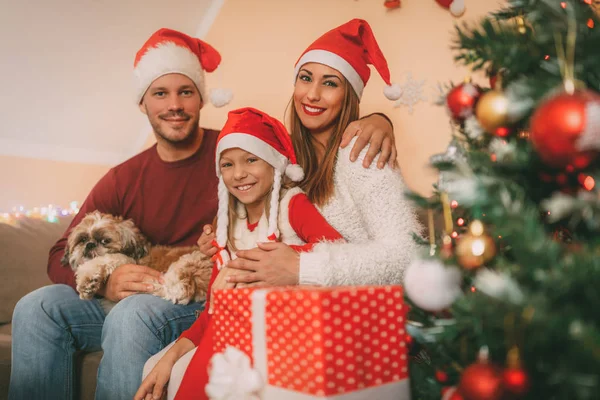 크리스마스 휴일에 행복 한 가족 — 스톡 사진