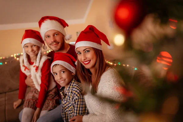 Boldog család karácsonyi ünnep — Stock Fotó