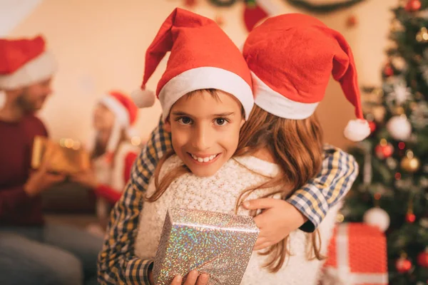 Noel hediyeli çocuk.