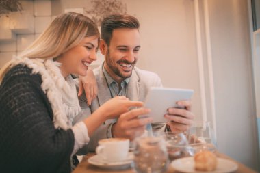 bir kafede çalışıyor