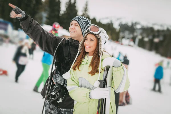 Casal em férias de inverno — Fotografia de Stock