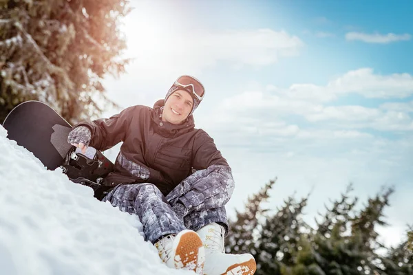 Snowboarder στο βουνό — Φωτογραφία Αρχείου