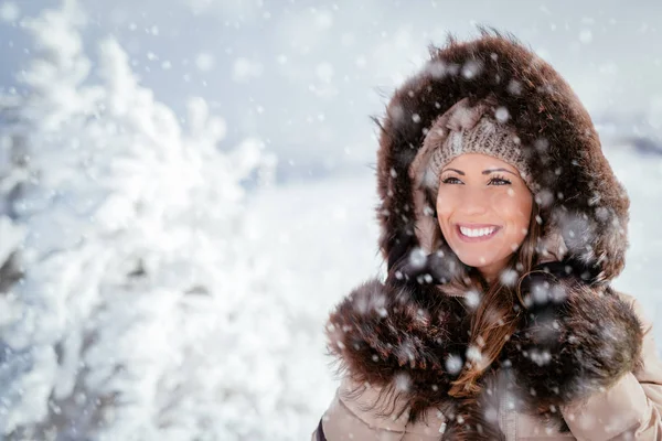 Glückliches Wintermädchen — Stockfoto