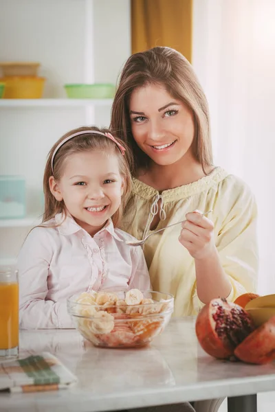 Madre e hija en la cocina — Foto de Stock