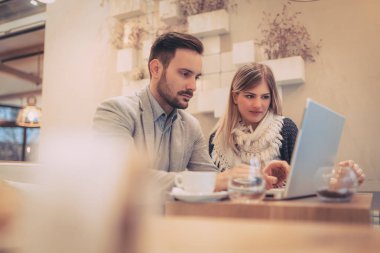 bir kafede çalışıyor