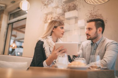 bir kafede çalışıyor