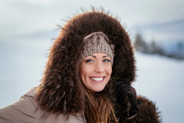 Взимку посміхається дівчина — стокове фото