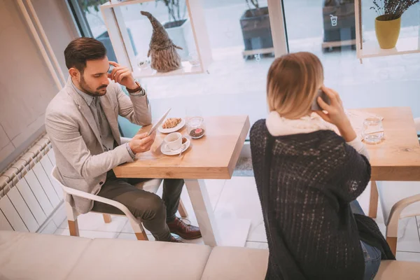 Trabajando en un café — Foto de Stock