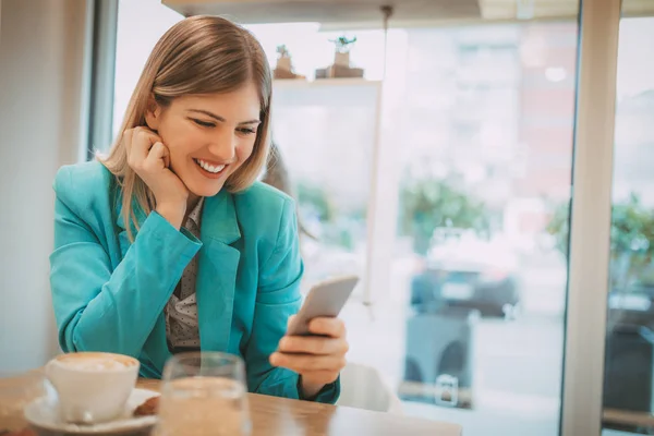 Korzystanie z mobilnego internetu — Zdjęcie stockowe