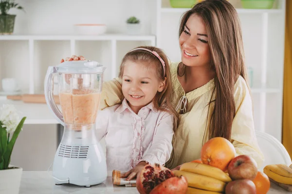 Mãe e filha na cozinha — Fotografia de Stock