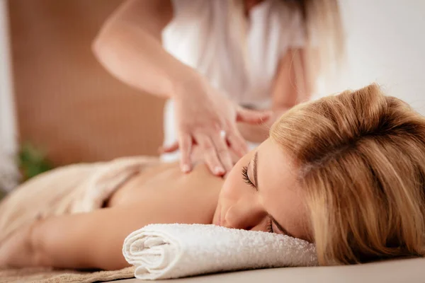 Mujer joven teniendo un masaje de espalda — Foto de Stock