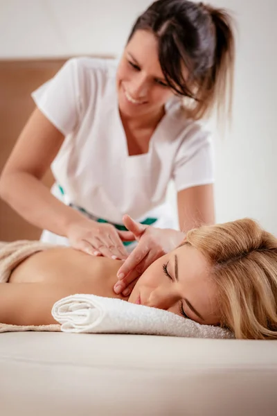 Jonge vrouw met een rug massage — Stockfoto